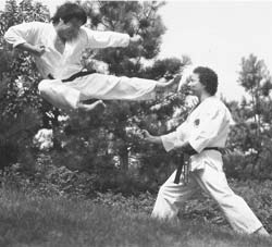 Sensei Nagai bei der Demonstration eines yoko tobi geri