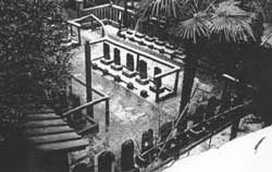 Die Gräber der 47 Getreuen auf dem Gelände des Sengakuji-Tempels in Tokyo werden auch heute noch in Ehren gehalten. 