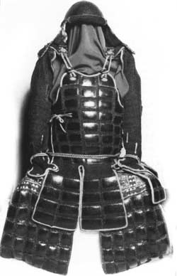 Leichte Ninja-Rüstung, bei der Metallplatten auf den Stoff genäht wurden. Möglicherweise wurde sie unter der normalen Kleidung getragen.